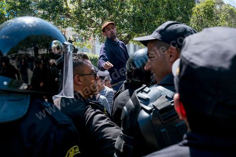 13 et 14 avril 2017 : manifestation des étudiants en droit sur l'avenue Habib Bourguiba. En grève depuis plusieurs jours, les étudiants en droit sont rejoints, le 14 avril, par ceux des autres universités pour une grève générale annoncée par l'UGET, le principal syndicat étudiant et ce afin de dénoncer des "violences policières" qui ont eu lieu mardi lors d'une manifestation des étudiants en droit à La Kasbah.Cette décision est le résultat d'une série d’événements qui ont éclaté après que le ministère de la Justice et la présidence du gouvernement ont émis un décret (345) selon lequel seuls les étudiants titulaires d’un master peuvent passer le concours national pour accéder à l'Institut Supérieur de la Magistrature (ISM). Les forces de sécurité tunisiennes ont interdit, vendredi, à des centaines d'étudiants des facultés de droit, l'accès au siège du ministère de l'Intérieur, lors d'une manifestation organisée à l’avenue Habib Bourguiba, au centre de la capitale, Tunis. Les protestataires exigent du ministère de la Justice l’annulation de mesures réglementant l'entrée à l'Institut Supérieur de la Magistrature.