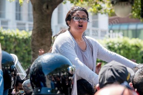 13 et 14 avril 2017 : manifestation des étudiants en droit sur l'avenue Habib Bourguiba. En grève depuis plusieurs jours, les étudiants en droit sont rejoints, le 14 avril, par ceux des autres universités pour une grève générale annoncée par l'UGET, le principal syndicat étudiant et ce afin de dénoncer des "violences policières" qui ont eu lieu mardi lors d'une manifestation des étudiants en droit à La Kasbah.Cette décision est le résultat d'une série d’événements qui ont éclaté après que le ministère de la Justice et la présidence du gouvernement ont émis un décret (345) selon lequel seuls les étudiants titulaires d’un master peuvent passer le concours national pour accéder à l'Institut Supérieur de la Magistrature (ISM). Les forces de sécurité tunisiennes ont interdit, vendredi, à des centaines d'étudiants des facultés de droit, l'accès au siège du ministère de l'Intérieur, lors d'une manifestation organisée à l’avenue Habib Bourguiba, au centre de la capitale, Tunis. Les protestataires exigent du ministère de la Justice l’annulation de mesures réglementant l'entrée à l'Institut Supérieur de la Magistrature.