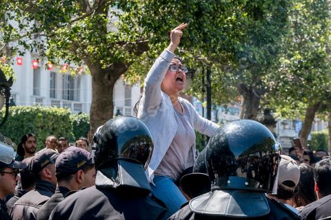 13 et 14 avril 2017 : manifestation des étudiants en droit sur l'avenue Habib Bourguiba. En grève depuis plusieurs jours, les étudiants en droit sont rejoints, le 14 avril, par ceux des autres universités pour une grève générale annoncée par l'UGET, le principal syndicat étudiant et ce afin de dénoncer des "violences policières" qui ont eu lieu mardi lors d'une manifestation des étudiants en droit à La Kasbah.Cette décision est le résultat d'une série d’événements qui ont éclaté après que le ministère de la Justice et la présidence du gouvernement ont émis un décret (345) selon lequel seuls les étudiants titulaires d’un master peuvent passer le concours national pour accéder à l'Institut Supérieur de la Magistrature (ISM). Les forces de sécurité tunisiennes ont interdit, vendredi, à des centaines d'étudiants des facultés de droit, l'accès au siège du ministère de l'Intérieur, lors d'une manifestation organisée à l’avenue Habib Bourguiba, au centre de la capitale, Tunis. Les protestataires exigent du ministère de la Justice l’annulation de mesures réglementant l'entrée à l'Institut Supérieur de la Magistrature.