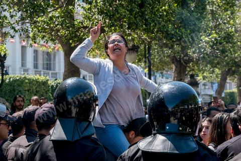 13 et 14 avril 2017 : manifestation des étudiants en droit sur l'avenue Habib Bourguiba. En grève depuis plusieurs jours, les étudiants en droit sont rejoints, le 14 avril, par ceux des autres universités pour une grève générale annoncée par l'UGET, le principal syndicat étudiant et ce afin de dénoncer des "violences policières" qui ont eu lieu mardi lors d'une manifestation des étudiants en droit à La Kasbah.Cette décision est le résultat d'une série d’événements qui ont éclaté après que le ministère de la Justice et la présidence du gouvernement ont émis un décret (345) selon lequel seuls les étudiants titulaires d’un master peuvent passer le concours national pour accéder à l'Institut Supérieur de la Magistrature (ISM). Les forces de sécurité tunisiennes ont interdit, vendredi, à des centaines d'étudiants des facultés de droit, l'accès au siège du ministère de l'Intérieur, lors d'une manifestation organisée à l’avenue Habib Bourguiba, au centre de la capitale, Tunis. Les protestataires exigent du ministère de la Justice l’annulation de mesures réglementant l'entrée à l'Institut Supérieur de la Magistrature.