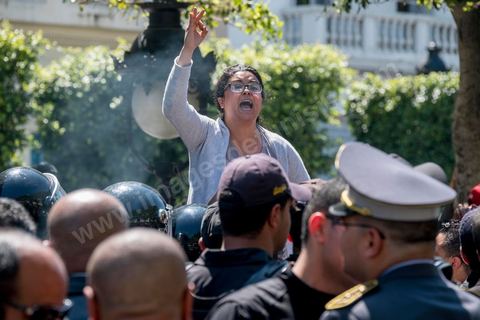 13 et 14 avril 2017 : manifestation des étudiants en droit sur l'avenue Habib Bourguiba. En grève depuis plusieurs jours, les étudiants en droit sont rejoints, le 14 avril, par ceux des autres universités pour une grève générale annoncée par l'UGET, le principal syndicat étudiant et ce afin de dénoncer des "violences policières" qui ont eu lieu mardi lors d'une manifestation des étudiants en droit à La Kasbah.Cette décision est le résultat d'une série d’événements qui ont éclaté après que le ministère de la Justice et la présidence du gouvernement ont émis un décret (345) selon lequel seuls les étudiants titulaires d’un master peuvent passer le concours national pour accéder à l'Institut Supérieur de la Magistrature (ISM). Les forces de sécurité tunisiennes ont interdit, vendredi, à des centaines d'étudiants des facultés de droit, l'accès au siège du ministère de l'Intérieur, lors d'une manifestation organisée à l’avenue Habib Bourguiba, au centre de la capitale, Tunis. Les protestataires exigent du ministère de la Justice l’annulation de mesures réglementant l'entrée à l'Institut Supérieur de la Magistrature.