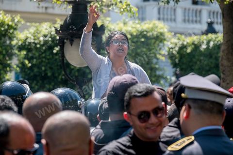 13 et 14 avril 2017 : manifestation des étudiants en droit sur l'avenue Habib Bourguiba. En grève depuis plusieurs jours, les étudiants en droit sont rejoints, le 14 avril, par ceux des autres universités pour une grève générale annoncée par l'UGET, le principal syndicat étudiant et ce afin de dénoncer des "violences policières" qui ont eu lieu mardi lors d'une manifestation des étudiants en droit à La Kasbah.Cette décision est le résultat d'une série d’événements qui ont éclaté après que le ministère de la Justice et la présidence du gouvernement ont émis un décret (345) selon lequel seuls les étudiants titulaires d’un master peuvent passer le concours national pour accéder à l'Institut Supérieur de la Magistrature (ISM). Les forces de sécurité tunisiennes ont interdit, vendredi, à des centaines d'étudiants des facultés de droit, l'accès au siège du ministère de l'Intérieur, lors d'une manifestation organisée à l’avenue Habib Bourguiba, au centre de la capitale, Tunis. Les protestataires exigent du ministère de la Justice l’annulation de mesures réglementant l'entrée à l'Institut Supérieur de la Magistrature.