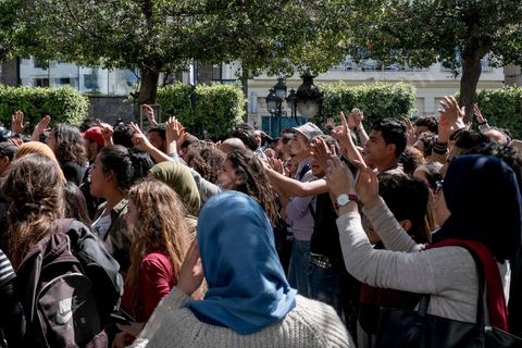 13 et 14 avril 2017 : manifestation des étudiants en droit sur l'avenue Habib Bourguiba. En grève depuis plusieurs jours, les étudiants en droit sont rejoints, le 14 avril, par ceux des autres universités pour une grève générale annoncée par l'UGET, le principal syndicat étudiant et ce afin de dénoncer des "violences policières" qui ont eu lieu mardi lors d'une manifestation des étudiants en droit à La Kasbah.Cette décision est le résultat d'une série d’événements qui ont éclaté après que le ministère de la Justice et la présidence du gouvernement ont émis un décret (345) selon lequel seuls les étudiants titulaires d’un master peuvent passer le concours national pour accéder à l'Institut Supérieur de la Magistrature (ISM). Les forces de sécurité tunisiennes ont interdit, vendredi, à des centaines d'étudiants des facultés de droit, l'accès au siège du ministère de l'Intérieur, lors d'une manifestation organisée à l’avenue Habib Bourguiba, au centre de la capitale, Tunis. Les protestataires exigent du ministère de la Justice l’annulation de mesures réglementant l'entrée à l'Institut Supérieur de la Magistrature.