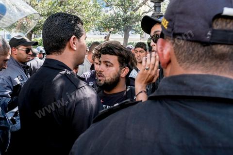 13 et 14 avril 2017 : manifestation des étudiants en droit sur l'avenue Habib Bourguiba. En grève depuis plusieurs jours, les étudiants en droit sont rejoints, le 14 avril, par ceux des autres universités pour une grève générale annoncée par l'UGET, le principal syndicat étudiant et ce afin de dénoncer des "violences policières" qui ont eu lieu mardi lors d'une manifestation des étudiants en droit à La Kasbah.Cette décision est le résultat d'une série d’événements qui ont éclaté après que le ministère de la Justice et la présidence du gouvernement ont émis un décret (345) selon lequel seuls les étudiants titulaires d’un master peuvent passer le concours national pour accéder à l'Institut Supérieur de la Magistrature (ISM). Les forces de sécurité tunisiennes ont interdit, vendredi, à des centaines d'étudiants des facultés de droit, l'accès au siège du ministère de l'Intérieur, lors d'une manifestation organisée à l’avenue Habib Bourguiba, au centre de la capitale, Tunis. Les protestataires exigent du ministère de la Justice l’annulation de mesures réglementant l'entrée à l'Institut Supérieur de la Magistrature.