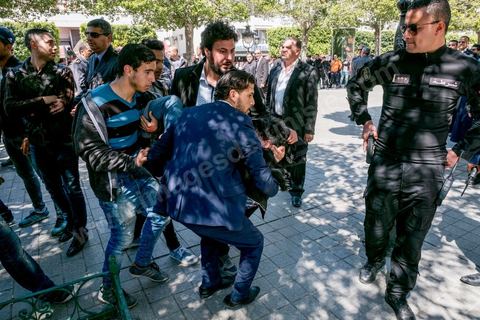13 et 14 avril 2017 : manifestation des étudiants en droit sur l'avenue Habib Bourguiba. En grève depuis plusieurs jours, les étudiants en droit sont rejoints, le 14 avril, par ceux des autres universités pour une grève générale annoncée par l'UGET, le principal syndicat étudiant et ce afin de dénoncer des "violences policières" qui ont eu lieu mardi lors d'une manifestation des étudiants en droit à La Kasbah.Cette décision est le résultat d'une série d’événements qui ont éclaté après que le ministère de la Justice et la présidence du gouvernement ont émis un décret (345) selon lequel seuls les étudiants titulaires d’un master peuvent passer le concours national pour accéder à l'Institut Supérieur de la Magistrature (ISM). Les forces de sécurité tunisiennes ont interdit, vendredi, à des centaines d'étudiants des facultés de droit, l'accès au siège du ministère de l'Intérieur, lors d'une manifestation organisée à l’avenue Habib Bourguiba, au centre de la capitale, Tunis. Les protestataires exigent du ministère de la Justice l’annulation de mesures réglementant l'entrée à l'Institut Supérieur de la Magistrature.