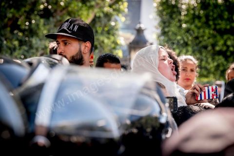 13 et 14 avril 2017 : manifestation des étudiants en droit sur l'avenue Habib Bourguiba. En grève depuis plusieurs jours, les étudiants en droit sont rejoints, le 14 avril, par ceux des autres universités pour une grève générale annoncée par l'UGET, le principal syndicat étudiant et ce afin de dénoncer des "violences policières" qui ont eu lieu mardi lors d'une manifestation des étudiants en droit à La Kasbah.Cette décision est le résultat d'une série d’événements qui ont éclaté après que le ministère de la Justice et la présidence du gouvernement ont émis un décret (345) selon lequel seuls les étudiants titulaires d’un master peuvent passer le concours national pour accéder à l'Institut Supérieur de la Magistrature (ISM). Les forces de sécurité tunisiennes ont interdit, vendredi, à des centaines d'étudiants des facultés de droit, l'accès au siège du ministère de l'Intérieur, lors d'une manifestation organisée à l’avenue Habib Bourguiba, au centre de la capitale, Tunis. Les protestataires exigent du ministère de la Justice l’annulation de mesures réglementant l'entrée à l'Institut Supérieur de la Magistrature.