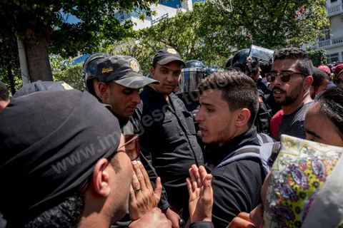 13 et 14 avril 2017 : manifestation des étudiants en droit sur l'avenue Habib Bourguiba. En grève depuis plusieurs jours, les étudiants en droit sont rejoints, le 14 avril, par ceux des autres universités pour une grève générale annoncée par l'UGET, le principal syndicat étudiant et ce afin de dénoncer des "violences policières" qui ont eu lieu mardi lors d'une manifestation des étudiants en droit à La Kasbah.Cette décision est le résultat d'une série d’événements qui ont éclaté après que le ministère de la Justice et la présidence du gouvernement ont émis un décret (345) selon lequel seuls les étudiants titulaires d’un master peuvent passer le concours national pour accéder à l'Institut Supérieur de la Magistrature (ISM). Les forces de sécurité tunisiennes ont interdit, vendredi, à des centaines d'étudiants des facultés de droit, l'accès au siège du ministère de l'Intérieur, lors d'une manifestation organisée à l’avenue Habib Bourguiba, au centre de la capitale, Tunis. Les protestataires exigent du ministère de la Justice l’annulation de mesures réglementant l'entrée à l'Institut Supérieur de la Magistrature.