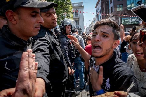13 et 14 avril 2017 : manifestation des étudiants en droit sur l'avenue Habib Bourguiba. En grève depuis plusieurs jours, les étudiants en droit sont rejoints, le 14 avril, par ceux des autres universités pour une grève générale annoncée par l'UGET, le principal syndicat étudiant et ce afin de dénoncer des "violences policières" qui ont eu lieu mardi lors d'une manifestation des étudiants en droit à La Kasbah.Cette décision est le résultat d'une série d’événements qui ont éclaté après que le ministère de la Justice et la présidence du gouvernement ont émis un décret (345) selon lequel seuls les étudiants titulaires d’un master peuvent passer le concours national pour accéder à l'Institut Supérieur de la Magistrature (ISM). Les forces de sécurité tunisiennes ont interdit, vendredi, à des centaines d'étudiants des facultés de droit, l'accès au siège du ministère de l'Intérieur, lors d'une manifestation organisée à l’avenue Habib Bourguiba, au centre de la capitale, Tunis. Les protestataires exigent du ministère de la Justice l’annulation de mesures réglementant l'entrée à l'Institut Supérieur de la Magistrature.