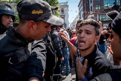 13 et 14 avril 2017 : manifestation des étudiants en droit sur l'avenue Habib Bourguiba. En grève depuis plusieurs jours, les étudiants en droit sont rejoints, le 14 avril, par ceux des autres universités pour une grève générale annoncée par l'UGET, le principal syndicat étudiant et ce afin de dénoncer des "violences policières" qui ont eu lieu mardi lors d'une manifestation des étudiants en droit à La Kasbah.Cette décision est le résultat d'une série d’événements qui ont éclaté après que le ministère de la Justice et la présidence du gouvernement ont émis un décret (345) selon lequel seuls les étudiants titulaires d’un master peuvent passer le concours national pour accéder à l'Institut Supérieur de la Magistrature (ISM). Les forces de sécurité tunisiennes ont interdit, vendredi, à des centaines d'étudiants des facultés de droit, l'accès au siège du ministère de l'Intérieur, lors d'une manifestation organisée à l’avenue Habib Bourguiba, au centre de la capitale, Tunis. Les protestataires exigent du ministère de la Justice l’annulation de mesures réglementant l'entrée à l'Institut Supérieur de la Magistrature.