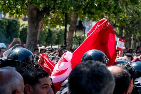 13 et 14 avril 2017 : manifestation des étudiants en droit sur l'avenue Habib Bourguiba. En grève depuis plusieurs jours, les étudiants en droit sont rejoints, le 14 avril, par ceux des autres universités pour une grève générale annoncée par l'UGET, le principal syndicat étudiant et ce afin de dénoncer des "violences policières" qui ont eu lieu mardi lors d'une manifestation des étudiants en droit à La Kasbah.Cette décision est le résultat d'une série d’événements qui ont éclaté après que le ministère de la Justice et la présidence du gouvernement ont émis un décret (345) selon lequel seuls les étudiants titulaires d’un master peuvent passer le concours national pour accéder à l'Institut Supérieur de la Magistrature (ISM). Les forces de sécurité tunisiennes ont interdit, vendredi, à des centaines d'étudiants des facultés de droit, l'accès au siège du ministère de l'Intérieur, lors d'une manifestation organisée à l’avenue Habib Bourguiba, au centre de la capitale, Tunis. Les protestataires exigent du ministère de la Justice l’annulation de mesures réglementant l'entrée à l'Institut Supérieur de la Magistrature.