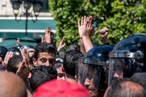 13 et 14 avril 2017 : manifestation des étudiants en droit sur l'avenue Habib Bourguiba. En grève depuis plusieurs jours, les étudiants en droit sont rejoints, le 14 avril, par ceux des autres universités pour une grève générale annoncée par l'UGET, le principal syndicat étudiant et ce afin de dénoncer des "violences policières" qui ont eu lieu mardi lors d'une manifestation des étudiants en droit à La Kasbah.Cette décision est le résultat d'une série d’événements qui ont éclaté après que le ministère de la Justice et la présidence du gouvernement ont émis un décret (345) selon lequel seuls les étudiants titulaires d’un master peuvent passer le concours national pour accéder à l'Institut Supérieur de la Magistrature (ISM). Les forces de sécurité tunisiennes ont interdit, vendredi, à des centaines d'étudiants des facultés de droit, l'accès au siège du ministère de l'Intérieur, lors d'une manifestation organisée à l’avenue Habib Bourguiba, au centre de la capitale, Tunis. Les protestataires exigent du ministère de la Justice l’annulation de mesures réglementant l'entrée à l'Institut Supérieur de la Magistrature.