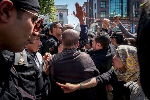 13 et 14 avril 2017 : manifestation des étudiants en droit sur l'avenue Habib Bourguiba. En grève depuis plusieurs jours, les étudiants en droit sont rejoints, le 14 avril, par ceux des autres universités pour une grève générale annoncée par l'UGET, le principal syndicat étudiant et ce afin de dénoncer des "violences policières" qui ont eu lieu mardi lors d'une manifestation des étudiants en droit à La Kasbah.Cette décision est le résultat d'une série d’événements qui ont éclaté après que le ministère de la Justice et la présidence du gouvernement ont émis un décret (345) selon lequel seuls les étudiants titulaires d’un master peuvent passer le concours national pour accéder à l'Institut Supérieur de la Magistrature (ISM). Les forces de sécurité tunisiennes ont interdit, vendredi, à des centaines d'étudiants des facultés de droit, l'accès au siège du ministère de l'Intérieur, lors d'une manifestation organisée à l’avenue Habib Bourguiba, au centre de la capitale, Tunis. Les protestataires exigent du ministère de la Justice l’annulation de mesures réglementant l'entrée à l'Institut Supérieur de la Magistrature.