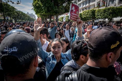 13 et 14 avril 2017 : manifestation des étudiants en droit sur l'avenue Habib Bourguiba. En grève depuis plusieurs jours, les étudiants en droit sont rejoints, le 14 avril, par ceux des autres universités pour une grève générale annoncée par l'UGET, le principal syndicat étudiant et ce afin de dénoncer des "violences policières" qui ont eu lieu mardi lors d'une manifestation des étudiants en droit à La Kasbah.Cette décision est le résultat d'une série d’événements qui ont éclaté après que le ministère de la Justice et la présidence du gouvernement ont émis un décret (345) selon lequel seuls les étudiants titulaires d’un master peuvent passer le concours national pour accéder à l'Institut Supérieur de la Magistrature (ISM). Les forces de sécurité tunisiennes ont interdit, vendredi, à des centaines d'étudiants des facultés de droit, l'accès au siège du ministère de l'Intérieur, lors d'une manifestation organisée à l’avenue Habib Bourguiba, au centre de la capitale, Tunis. Les protestataires exigent du ministère de la Justice l’annulation de mesures réglementant l'entrée à l'Institut Supérieur de la Magistrature.