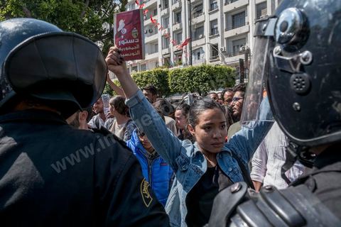 13 et 14 avril 2017 : manifestation des étudiants en droit sur l'avenue Habib Bourguiba. En grève depuis plusieurs jours, les étudiants en droit sont rejoints, le 14 avril, par ceux des autres universités pour une grève générale annoncée par l'UGET, le principal syndicat étudiant et ce afin de dénoncer des "violences policières" qui ont eu lieu mardi lors d'une manifestation des étudiants en droit à La Kasbah.Cette décision est le résultat d'une série d’événements qui ont éclaté après que le ministère de la Justice et la présidence du gouvernement ont émis un décret (345) selon lequel seuls les étudiants titulaires d’un master peuvent passer le concours national pour accéder à l'Institut Supérieur de la Magistrature (ISM). Les forces de sécurité tunisiennes ont interdit, vendredi, à des centaines d'étudiants des facultés de droit, l'accès au siège du ministère de l'Intérieur, lors d'une manifestation organisée à l’avenue Habib Bourguiba, au centre de la capitale, Tunis. Les protestataires exigent du ministère de la Justice l’annulation de mesures réglementant l'entrée à l'Institut Supérieur de la Magistrature.