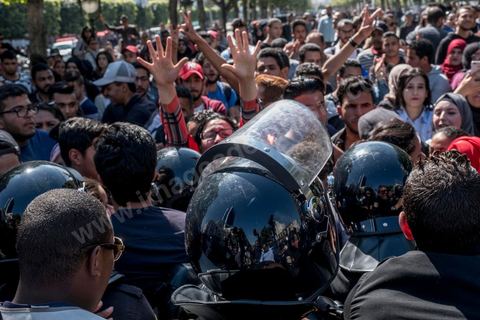 13 et 14 avril 2017 : manifestation des étudiants en droit sur l'avenue Habib Bourguiba. En grève depuis plusieurs jours, les étudiants en droit sont rejoints, le 14 avril, par ceux des autres universités pour une grève générale annoncée par l'UGET, le principal syndicat étudiant et ce afin de dénoncer des "violences policières" qui ont eu lieu mardi lors d'une manifestation des étudiants en droit à La Kasbah.Cette décision est le résultat d'une série d’événements qui ont éclaté après que le ministère de la Justice et la présidence du gouvernement ont émis un décret (345) selon lequel seuls les étudiants titulaires d’un master peuvent passer le concours national pour accéder à l'Institut Supérieur de la Magistrature (ISM). Les forces de sécurité tunisiennes ont interdit, vendredi, à des centaines d'étudiants des facultés de droit, l'accès au siège du ministère de l'Intérieur, lors d'une manifestation organisée à l’avenue Habib Bourguiba, au centre de la capitale, Tunis. Les protestataires exigent du ministère de la Justice l’annulation de mesures réglementant l'entrée à l'Institut Supérieur de la Magistrature.