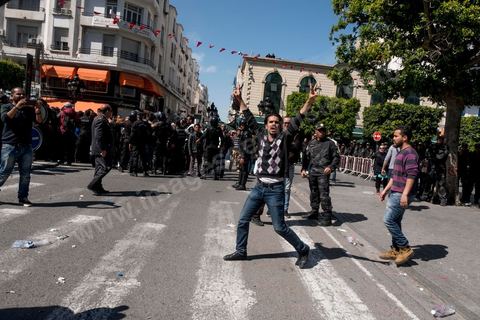 13 et 14 avril 2017 : manifestation des étudiants en droit sur l'avenue Habib Bourguiba. En grève depuis plusieurs jours, les étudiants en droit sont rejoints, le 14 avril, par ceux des autres universités pour une grève générale annoncée par l'UGET, le principal syndicat étudiant et ce afin de dénoncer des "violences policières" qui ont eu lieu mardi lors d'une manifestation des étudiants en droit à La Kasbah.Cette décision est le résultat d'une série d’événements qui ont éclaté après que le ministère de la Justice et la présidence du gouvernement ont émis un décret (345) selon lequel seuls les étudiants titulaires d’un master peuvent passer le concours national pour accéder à l'Institut Supérieur de la Magistrature (ISM). Les forces de sécurité tunisiennes ont interdit, vendredi, à des centaines d'étudiants des facultés de droit, l'accès au siège du ministère de l'Intérieur, lors d'une manifestation organisée à l’avenue Habib Bourguiba, au centre de la capitale, Tunis. Les protestataires exigent du ministère de la Justice l’annulation de mesures réglementant l'entrée à l'Institut Supérieur de la Magistrature.