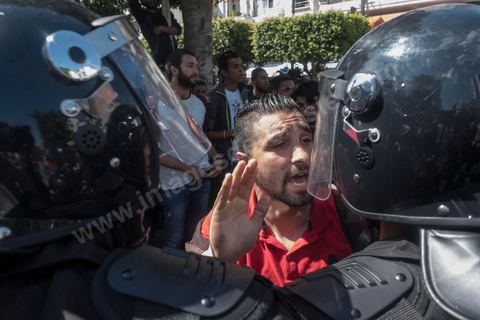 13 et 14 avril 2017 : manifestation des étudiants en droit sur l'avenue Habib Bourguiba. En grève depuis plusieurs jours, les étudiants en droit sont rejoints, le 14 avril, par ceux des autres universités pour une grève générale annoncée par l'UGET, le principal syndicat étudiant et ce afin de dénoncer des "violences policières" qui ont eu lieu mardi lors d'une manifestation des étudiants en droit à La Kasbah.Cette décision est le résultat d'une série d’événements qui ont éclaté après que le ministère de la Justice et la présidence du gouvernement ont émis un décret (345) selon lequel seuls les étudiants titulaires d’un master peuvent passer le concours national pour accéder à l'Institut Supérieur de la Magistrature (ISM). Les forces de sécurité tunisiennes ont interdit, vendredi, à des centaines d'étudiants des facultés de droit, l'accès au siège du ministère de l'Intérieur, lors d'une manifestation organisée à l’avenue Habib Bourguiba, au centre de la capitale, Tunis. Les protestataires exigent du ministère de la Justice l’annulation de mesures réglementant l'entrée à l'Institut Supérieur de la Magistrature.