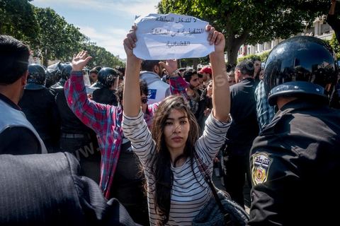 13 et 14 avril 2017 : manifestation des étudiants en droit sur l'avenue Habib Bourguiba. En grève depuis plusieurs jours, les étudiants en droit sont rejoints, le 14 avril, par ceux des autres universités pour une grève générale annoncée par l'UGET, le principal syndicat étudiant et ce afin de dénoncer des "violences policières" qui ont eu lieu mardi lors d'une manifestation des étudiants en droit à La Kasbah.Cette décision est le résultat d'une série d’événements qui ont éclaté après que le ministère de la Justice et la présidence du gouvernement ont émis un décret (345) selon lequel seuls les étudiants titulaires d’un master peuvent passer le concours national pour accéder à l'Institut Supérieur de la Magistrature (ISM). Les forces de sécurité tunisiennes ont interdit, vendredi, à des centaines d'étudiants des facultés de droit, l'accès au siège du ministère de l'Intérieur, lors d'une manifestation organisée à l’avenue Habib Bourguiba, au centre de la capitale, Tunis. Les protestataires exigent du ministère de la Justice l’annulation de mesures réglementant l'entrée à l'Institut Supérieur de la Magistrature.