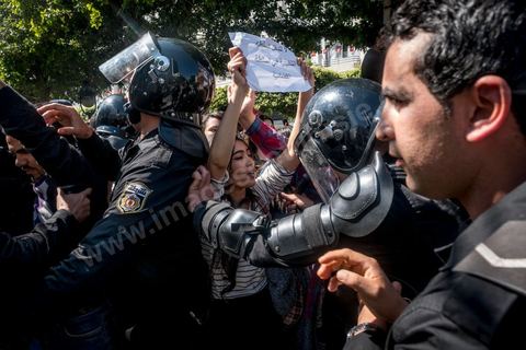 13 et 14 avril 2017 : manifestation des étudiants en droit sur l'avenue Habib Bourguiba. En grève depuis plusieurs jours, les étudiants en droit sont rejoints, le 14 avril, par ceux des autres universités pour une grève générale annoncée par l'UGET, le principal syndicat étudiant et ce afin de dénoncer des "violences policières" qui ont eu lieu mardi lors d'une manifestation des étudiants en droit à La Kasbah.Cette décision est le résultat d'une série d’événements qui ont éclaté après que le ministère de la Justice et la présidence du gouvernement ont émis un décret (345) selon lequel seuls les étudiants titulaires d’un master peuvent passer le concours national pour accéder à l'Institut Supérieur de la Magistrature (ISM). Les forces de sécurité tunisiennes ont interdit, vendredi, à des centaines d'étudiants des facultés de droit, l'accès au siège du ministère de l'Intérieur, lors d'une manifestation organisée à l’avenue Habib Bourguiba, au centre de la capitale, Tunis. Les protestataires exigent du ministère de la Justice l’annulation de mesures réglementant l'entrée à l'Institut Supérieur de la Magistrature.