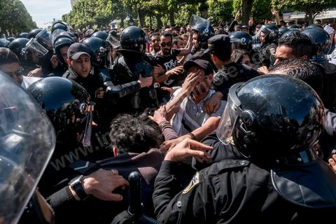 13 et 14 avril 2017 : manifestation des étudiants en droit sur l'avenue Habib Bourguiba. En grève depuis plusieurs jours, les étudiants en droit sont rejoints, le 14 avril, par ceux des autres universités pour une grève générale annoncée par l'UGET, le principal syndicat étudiant et ce afin de dénoncer des "violences policières" qui ont eu lieu mardi lors d'une manifestation des étudiants en droit à La Kasbah.Cette décision est le résultat d'une série d’événements qui ont éclaté après que le ministère de la Justice et la présidence du gouvernement ont émis un décret (345) selon lequel seuls les étudiants titulaires d’un master peuvent passer le concours national pour accéder à l'Institut Supérieur de la Magistrature (ISM). Les forces de sécurité tunisiennes ont interdit, vendredi, à des centaines d'étudiants des facultés de droit, l'accès au siège du ministère de l'Intérieur, lors d'une manifestation organisée à l’avenue Habib Bourguiba, au centre de la capitale, Tunis. Les protestataires exigent du ministère de la Justice l’annulation de mesures réglementant l'entrée à l'Institut Supérieur de la Magistrature.