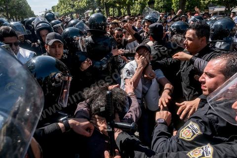 13 et 14 avril 2017 : manifestation des étudiants en droit sur l'avenue Habib Bourguiba. En grève depuis plusieurs jours, les étudiants en droit sont rejoints, le 14 avril, par ceux des autres universités pour une grève générale annoncée par l'UGET, le principal syndicat étudiant et ce afin de dénoncer des "violences policières" qui ont eu lieu mardi lors d'une manifestation des étudiants en droit à La Kasbah.Cette décision est le résultat d'une série d’événements qui ont éclaté après que le ministère de la Justice et la présidence du gouvernement ont émis un décret (345) selon lequel seuls les étudiants titulaires d’un master peuvent passer le concours national pour accéder à l'Institut Supérieur de la Magistrature (ISM). Les forces de sécurité tunisiennes ont interdit, vendredi, à des centaines d'étudiants des facultés de droit, l'accès au siège du ministère de l'Intérieur, lors d'une manifestation organisée à l’avenue Habib Bourguiba, au centre de la capitale, Tunis. Les protestataires exigent du ministère de la Justice l’annulation de mesures réglementant l'entrée à l'Institut Supérieur de la Magistrature.