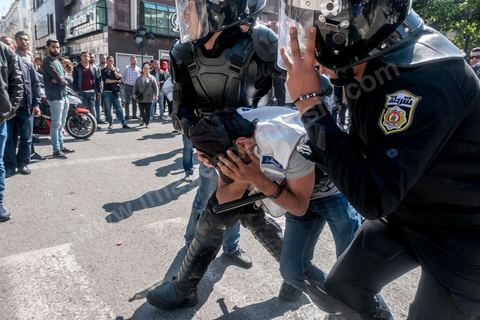 13 et 14 avril 2017 : manifestation des étudiants en droit sur l'avenue Habib Bourguiba. En grève depuis plusieurs jours, les étudiants en droit sont rejoints, le 14 avril, par ceux des autres universités pour une grève générale annoncée par l'UGET, le principal syndicat étudiant et ce afin de dénoncer des "violences policières" qui ont eu lieu mardi lors d'une manifestation des étudiants en droit à La Kasbah.Cette décision est le résultat d'une série d’événements qui ont éclaté après que le ministère de la Justice et la présidence du gouvernement ont émis un décret (345) selon lequel seuls les étudiants titulaires d’un master peuvent passer le concours national pour accéder à l'Institut Supérieur de la Magistrature (ISM). Les forces de sécurité tunisiennes ont interdit, vendredi, à des centaines d'étudiants des facultés de droit, l'accès au siège du ministère de l'Intérieur, lors d'une manifestation organisée à l’avenue Habib Bourguiba, au centre de la capitale, Tunis. Les protestataires exigent du ministère de la Justice l’annulation de mesures réglementant l'entrée à l'Institut Supérieur de la Magistrature.