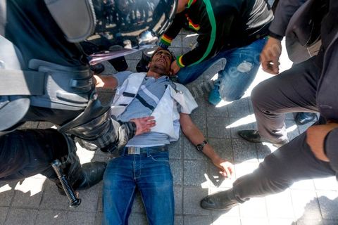 13 et 14 avril 2017 : manifestation des étudiants en droit sur l'avenue Habib Bourguiba. En grève depuis plusieurs jours, les étudiants en droit sont rejoints, le 14 avril, par ceux des autres universités pour une grève générale annoncée par l'UGET, le principal syndicat étudiant et ce afin de dénoncer des "violences policières" qui ont eu lieu mardi lors d'une manifestation des étudiants en droit à La Kasbah.Cette décision est le résultat d'une série d’événements qui ont éclaté après que le ministère de la Justice et la présidence du gouvernement ont émis un décret (345) selon lequel seuls les étudiants titulaires d’un master peuvent passer le concours national pour accéder à l'Institut Supérieur de la Magistrature (ISM). Les forces de sécurité tunisiennes ont interdit, vendredi, à des centaines d'étudiants des facultés de droit, l'accès au siège du ministère de l'Intérieur, lors d'une manifestation organisée à l’avenue Habib Bourguiba, au centre de la capitale, Tunis. Les protestataires exigent du ministère de la Justice l’annulation de mesures réglementant l'entrée à l'Institut Supérieur de la Magistrature.