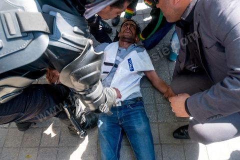 13 et 14 avril 2017 : manifestation des étudiants en droit sur l'avenue Habib Bourguiba. En grève depuis plusieurs jours, les étudiants en droit sont rejoints, le 14 avril, par ceux des autres universités pour une grève générale annoncée par l'UGET, le principal syndicat étudiant et ce afin de dénoncer des "violences policières" qui ont eu lieu mardi lors d'une manifestation des étudiants en droit à La Kasbah.Cette décision est le résultat d'une série d’événements qui ont éclaté après que le ministère de la Justice et la présidence du gouvernement ont émis un décret (345) selon lequel seuls les étudiants titulaires d’un master peuvent passer le concours national pour accéder à l'Institut Supérieur de la Magistrature (ISM). Les forces de sécurité tunisiennes ont interdit, vendredi, à des centaines d'étudiants des facultés de droit, l'accès au siège du ministère de l'Intérieur, lors d'une manifestation organisée à l’avenue Habib Bourguiba, au centre de la capitale, Tunis. Les protestataires exigent du ministère de la Justice l’annulation de mesures réglementant l'entrée à l'Institut Supérieur de la Magistrature.