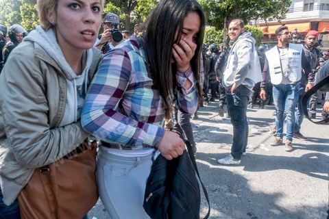 13 et 14 avril 2017 : manifestation des étudiants en droit sur l'avenue Habib Bourguiba. En grève depuis plusieurs jours, les étudiants en droit sont rejoints, le 14 avril, par ceux des autres universités pour une grève générale annoncée par l'UGET, le principal syndicat étudiant et ce afin de dénoncer des "violences policières" qui ont eu lieu mardi lors d'une manifestation des étudiants en droit à La Kasbah.Cette décision est le résultat d'une série d’événements qui ont éclaté après que le ministère de la Justice et la présidence du gouvernement ont émis un décret (345) selon lequel seuls les étudiants titulaires d’un master peuvent passer le concours national pour accéder à l'Institut Supérieur de la Magistrature (ISM). Les forces de sécurité tunisiennes ont interdit, vendredi, à des centaines d'étudiants des facultés de droit, l'accès au siège du ministère de l'Intérieur, lors d'une manifestation organisée à l’avenue Habib Bourguiba, au centre de la capitale, Tunis. Les protestataires exigent du ministère de la Justice l’annulation de mesures réglementant l'entrée à l'Institut Supérieur de la Magistrature.
