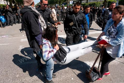 13 et 14 avril 2017 : manifestation des étudiants en droit sur l'avenue Habib Bourguiba. En grève depuis plusieurs jours, les étudiants en droit sont rejoints, le 14 avril, par ceux des autres universités pour une grève générale annoncée par l'UGET, le principal syndicat étudiant et ce afin de dénoncer des "violences policières" qui ont eu lieu mardi lors d'une manifestation des étudiants en droit à La Kasbah.Cette décision est le résultat d'une série d’événements qui ont éclaté après que le ministère de la Justice et la présidence du gouvernement ont émis un décret (345) selon lequel seuls les étudiants titulaires d’un master peuvent passer le concours national pour accéder à l'Institut Supérieur de la Magistrature (ISM). Les forces de sécurité tunisiennes ont interdit, vendredi, à des centaines d'étudiants des facultés de droit, l'accès au siège du ministère de l'Intérieur, lors d'une manifestation organisée à l’avenue Habib Bourguiba, au centre de la capitale, Tunis. Les protestataires exigent du ministère de la Justice l’annulation de mesures réglementant l'entrée à l'Institut Supérieur de la Magistrature.