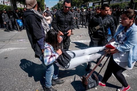 13 et 14 avril 2017 : manifestation des étudiants en droit sur l'avenue Habib Bourguiba. En grève depuis plusieurs jours, les étudiants en droit sont rejoints, le 14 avril, par ceux des autres universités pour une grève générale annoncée par l'UGET, le principal syndicat étudiant et ce afin de dénoncer des "violences policières" qui ont eu lieu mardi lors d'une manifestation des étudiants en droit à La Kasbah.Cette décision est le résultat d'une série d’événements qui ont éclaté après que le ministère de la Justice et la présidence du gouvernement ont émis un décret (345) selon lequel seuls les étudiants titulaires d’un master peuvent passer le concours national pour accéder à l'Institut Supérieur de la Magistrature (ISM). Les forces de sécurité tunisiennes ont interdit, vendredi, à des centaines d'étudiants des facultés de droit, l'accès au siège du ministère de l'Intérieur, lors d'une manifestation organisée à l’avenue Habib Bourguiba, au centre de la capitale, Tunis. Les protestataires exigent du ministère de la Justice l’annulation de mesures réglementant l'entrée à l'Institut Supérieur de la Magistrature.