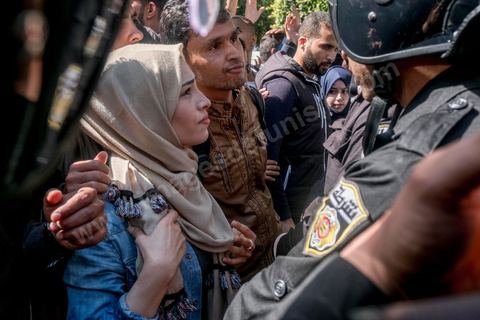13 et 14 avril 2017 : manifestation des étudiants en droit sur l'avenue Habib Bourguiba. En grève depuis plusieurs jours, les étudiants en droit sont rejoints, le 14 avril, par ceux des autres universités pour une grève générale annoncée par l'UGET, le principal syndicat étudiant et ce afin de dénoncer des "violences policières" qui ont eu lieu mardi lors d'une manifestation des étudiants en droit à La Kasbah.Cette décision est le résultat d'une série d’événements qui ont éclaté après que le ministère de la Justice et la présidence du gouvernement ont émis un décret (345) selon lequel seuls les étudiants titulaires d’un master peuvent passer le concours national pour accéder à l'Institut Supérieur de la Magistrature (ISM). Les forces de sécurité tunisiennes ont interdit, vendredi, à des centaines d'étudiants des facultés de droit, l'accès au siège du ministère de l'Intérieur, lors d'une manifestation organisée à l’avenue Habib Bourguiba, au centre de la capitale, Tunis. Les protestataires exigent du ministère de la Justice l’annulation de mesures réglementant l'entrée à l'Institut Supérieur de la Magistrature.