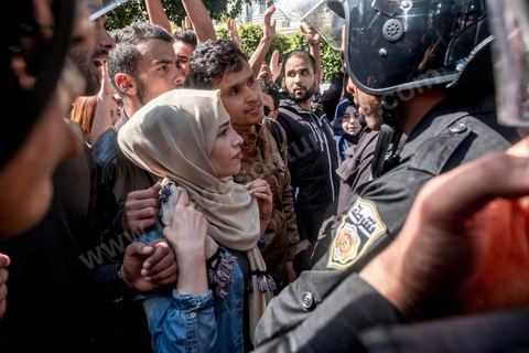 13 et 14 avril 2017 : manifestation des étudiants en droit sur l'avenue Habib Bourguiba. En grève depuis plusieurs jours, les étudiants en droit sont rejoints, le 14 avril, par ceux des autres universités pour une grève générale annoncée par l'UGET, le principal syndicat étudiant et ce afin de dénoncer des "violences policières" qui ont eu lieu mardi lors d'une manifestation des étudiants en droit à La Kasbah.Cette décision est le résultat d'une série d’événements qui ont éclaté après que le ministère de la Justice et la présidence du gouvernement ont émis un décret (345) selon lequel seuls les étudiants titulaires d’un master peuvent passer le concours national pour accéder à l'Institut Supérieur de la Magistrature (ISM). Les forces de sécurité tunisiennes ont interdit, vendredi, à des centaines d'étudiants des facultés de droit, l'accès au siège du ministère de l'Intérieur, lors d'une manifestation organisée à l’avenue Habib Bourguiba, au centre de la capitale, Tunis. Les protestataires exigent du ministère de la Justice l’annulation de mesures réglementant l'entrée à l'Institut Supérieur de la Magistrature.
