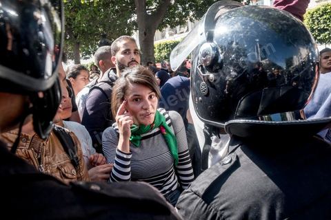 13 et 14 avril 2017 : manifestation des étudiants en droit sur l'avenue Habib Bourguiba. En grève depuis plusieurs jours, les étudiants en droit sont rejoints, le 14 avril, par ceux des autres universités pour une grève générale annoncée par l'UGET, le principal syndicat étudiant et ce afin de dénoncer des "violences policières" qui ont eu lieu mardi lors d'une manifestation des étudiants en droit à La Kasbah.Cette décision est le résultat d'une série d’événements qui ont éclaté après que le ministère de la Justice et la présidence du gouvernement ont émis un décret (345) selon lequel seuls les étudiants titulaires d’un master peuvent passer le concours national pour accéder à l'Institut Supérieur de la Magistrature (ISM). Les forces de sécurité tunisiennes ont interdit, vendredi, à des centaines d'étudiants des facultés de droit, l'accès au siège du ministère de l'Intérieur, lors d'une manifestation organisée à l’avenue Habib Bourguiba, au centre de la capitale, Tunis. Les protestataires exigent du ministère de la Justice l’annulation de mesures réglementant l'entrée à l'Institut Supérieur de la Magistrature.