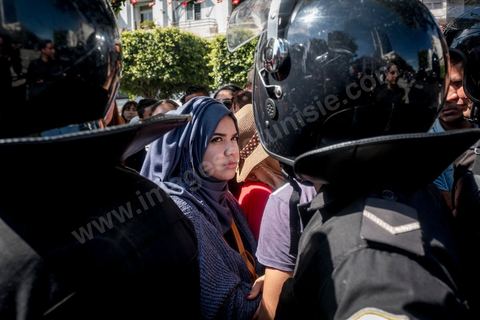 13 et 14 avril 2017 : manifestation des étudiants en droit sur l'avenue Habib Bourguiba. En grève depuis plusieurs jours, les étudiants en droit sont rejoints, le 14 avril, par ceux des autres universités pour une grève générale annoncée par l'UGET, le principal syndicat étudiant et ce afin de dénoncer des "violences policières" qui ont eu lieu mardi lors d'une manifestation des étudiants en droit à La Kasbah.Cette décision est le résultat d'une série d’événements qui ont éclaté après que le ministère de la Justice et la présidence du gouvernement ont émis un décret (345) selon lequel seuls les étudiants titulaires d’un master peuvent passer le concours national pour accéder à l'Institut Supérieur de la Magistrature (ISM). Les forces de sécurité tunisiennes ont interdit, vendredi, à des centaines d'étudiants des facultés de droit, l'accès au siège du ministère de l'Intérieur, lors d'une manifestation organisée à l’avenue Habib Bourguiba, au centre de la capitale, Tunis. Les protestataires exigent du ministère de la Justice l’annulation de mesures réglementant l'entrée à l'Institut Supérieur de la Magistrature.