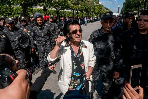 13 et 14 avril 2017 : manifestation des étudiants en droit sur l'avenue Habib Bourguiba. En grève depuis plusieurs jours, les étudiants en droit sont rejoints, le 14 avril, par ceux des autres universités pour une grève générale annoncée par l'UGET, le principal syndicat étudiant et ce afin de dénoncer des "violences policières" qui ont eu lieu mardi lors d'une manifestation des étudiants en droit à La Kasbah.Cette décision est le résultat d'une série d’événements qui ont éclaté après que le ministère de la Justice et la présidence du gouvernement ont émis un décret (345) selon lequel seuls les étudiants titulaires d’un master peuvent passer le concours national pour accéder à l'Institut Supérieur de la Magistrature (ISM). Les forces de sécurité tunisiennes ont interdit, vendredi, à des centaines d'étudiants des facultés de droit, l'accès au siège du ministère de l'Intérieur, lors d'une manifestation organisée à l’avenue Habib Bourguiba, au centre de la capitale, Tunis. Les protestataires exigent du ministère de la Justice l’annulation de mesures réglementant l'entrée à l'Institut Supérieur de la Magistrature.