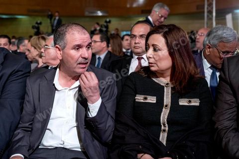 10 mai 2017 : Le président de la République tunisienne, Beji Caïd Essebsi a annoncé, mercredi 10 mai, lors d’une allocution devant un parterre d’officiels au Palais des congrès de Tunis, que l’« armée » allait « protéger les sites de production » du pays alors que des mouvements sociaux perturbent de manière récurrente l’extraction de pétrole et de phosphate dans les régions méridionales. « On a quoi ? On a le phosphate, le pétrole et le tourisme, on a l’agriculture », dont « l’huile d’olive ». « L’Etat doit aussi protéger les ressources du peuple tunisien », a clamé M. Caïd Essebsi.L’annonce du président survient dans un climat politique confus, voire délétère, sept mois avant les élections municipales prévues le 17 décembre, date symbolique puisque ce sera le septième anniversaire de la révolution. Ce scrutin est considéré comme une étape cruciale dans la consolidation de la démocratie tunisienne qui souffrait jusque-là d’un déficit d’ancrage local. Mardi, la démission de Chafik Sarsar, président de l’Instance supérieure indépendante pour les élections (ISIE) a créé un choc en Tunisie. Le chef de l’Etat y a fait référence en regrettant qu’il ne l’ait « pas consulté » avant de prendre sa décision.