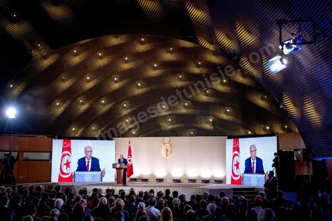 10 mai 2017 : Le président de la République tunisienne, Beji Caïd Essebsi a annoncé, mercredi 10 mai, lors d’une allocution devant un parterre d’officiels au Palais des congrès de Tunis, que l’« armée » allait « protéger les sites de production » du pays alors que des mouvements sociaux perturbent de manière récurrente l’extraction de pétrole et de phosphate dans les régions méridionales. « On a quoi ? On a le phosphate, le pétrole et le tourisme, on a l’agriculture », dont « l’huile d’olive ». « L’Etat doit aussi protéger les ressources du peuple tunisien », a clamé M. Caïd Essebsi.L’annonce du président survient dans un climat politique confus, voire délétère, sept mois avant les élections municipales prévues le 17 décembre, date symbolique puisque ce sera le septième anniversaire de la révolution. Ce scrutin est considéré comme une étape cruciale dans la consolidation de la démocratie tunisienne qui souffrait jusque-là d’un déficit d’ancrage local. Mardi, la démission de Chafik Sarsar, président de l’Instance supérieure indépendante pour les élections (ISIE) a créé un choc en Tunisie. Le chef de l’Etat y a fait référence en regrettant qu’il ne l’ait « pas consulté » avant de prendre sa décision.