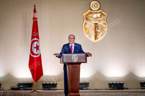 10 mai 2017 : Le président de la République tunisienne, Beji Caïd Essebsi a annoncé, mercredi 10 mai, lors d’une allocution devant un parterre d’officiels au Palais des congrès de Tunis, que l’« armée » allait « protéger les sites de production » du pays alors que des mouvements sociaux perturbent de manière récurrente l’extraction de pétrole et de phosphate dans les régions méridionales. « On a quoi ? On a le phosphate, le pétrole et le tourisme, on a l’agriculture », dont « l’huile d’olive ». « L’Etat doit aussi protéger les ressources du peuple tunisien », a clamé M. Caïd Essebsi.L’annonce du président survient dans un climat politique confus, voire délétère, sept mois avant les élections municipales prévues le 17 décembre, date symbolique puisque ce sera le septième anniversaire de la révolution. Ce scrutin est considéré comme une étape cruciale dans la consolidation de la démocratie tunisienne qui souffrait jusque-là d’un déficit d’ancrage local. Mardi, la démission de Chafik Sarsar, président de l’Instance supérieure indépendante pour les élections (ISIE) a créé un choc en Tunisie. Le chef de l’Etat y a fait référence en regrettant qu’il ne l’ait « pas consulté » avant de prendre sa décision.