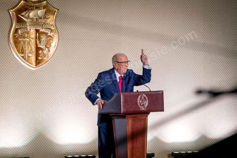 10 mai 2017 : Le président de la République tunisienne, Beji Caïd Essebsi a annoncé, mercredi 10 mai, lors d’une allocution devant un parterre d’officiels au Palais des congrès de Tunis, que l’« armée » allait « protéger les sites de production » du pays alors que des mouvements sociaux perturbent de manière récurrente l’extraction de pétrole et de phosphate dans les régions méridionales. « On a quoi ? On a le phosphate, le pétrole et le tourisme, on a l’agriculture », dont « l’huile d’olive ». « L’Etat doit aussi protéger les ressources du peuple tunisien », a clamé M. Caïd Essebsi.L’annonce du président survient dans un climat politique confus, voire délétère, sept mois avant les élections municipales prévues le 17 décembre, date symbolique puisque ce sera le septième anniversaire de la révolution. Ce scrutin est considéré comme une étape cruciale dans la consolidation de la démocratie tunisienne qui souffrait jusque-là d’un déficit d’ancrage local. Mardi, la démission de Chafik Sarsar, président de l’Instance supérieure indépendante pour les élections (ISIE) a créé un choc en Tunisie. Le chef de l’Etat y a fait référence en regrettant qu’il ne l’ait « pas consulté » avant de prendre sa décision.
