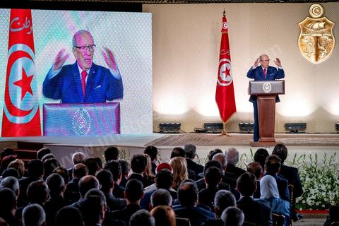 10 mai 2017 : Le président de la République tunisienne, Beji Caïd Essebsi a annoncé, mercredi 10 mai, lors d’une allocution devant un parterre d’officiels au Palais des congrès de Tunis, que l’« armée » allait « protéger les sites de production » du pays alors que des mouvements sociaux perturbent de manière récurrente l’extraction de pétrole et de phosphate dans les régions méridionales. « On a quoi ? On a le phosphate, le pétrole et le tourisme, on a l’agriculture », dont « l’huile d’olive ». « L’Etat doit aussi protéger les ressources du peuple tunisien », a clamé M. Caïd Essebsi.L’annonce du président survient dans un climat politique confus, voire délétère, sept mois avant les élections municipales prévues le 17 décembre, date symbolique puisque ce sera le septième anniversaire de la révolution. Ce scrutin est considéré comme une étape cruciale dans la consolidation de la démocratie tunisienne qui souffrait jusque-là d’un déficit d’ancrage local. Mardi, la démission de Chafik Sarsar, président de l’Instance supérieure indépendante pour les élections (ISIE) a créé un choc en Tunisie. Le chef de l’Etat y a fait référence en regrettant qu’il ne l’ait « pas consulté » avant de prendre sa décision.