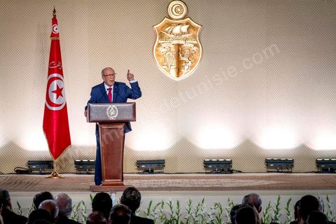 10 mai 2017 : Le président de la République tunisienne, Beji Caïd Essebsi a annoncé, mercredi 10 mai, lors d’une allocution devant un parterre d’officiels au Palais des congrès de Tunis, que l’« armée » allait « protéger les sites de production » du pays alors que des mouvements sociaux perturbent de manière récurrente l’extraction de pétrole et de phosphate dans les régions méridionales. « On a quoi ? On a le phosphate, le pétrole et le tourisme, on a l’agriculture », dont « l’huile d’olive ». « L’Etat doit aussi protéger les ressources du peuple tunisien », a clamé M. Caïd Essebsi.L’annonce du président survient dans un climat politique confus, voire délétère, sept mois avant les élections municipales prévues le 17 décembre, date symbolique puisque ce sera le septième anniversaire de la révolution. Ce scrutin est considéré comme une étape cruciale dans la consolidation de la démocratie tunisienne qui souffrait jusque-là d’un déficit d’ancrage local. Mardi, la démission de Chafik Sarsar, président de l’Instance supérieure indépendante pour les élections (ISIE) a créé un choc en Tunisie. Le chef de l’Etat y a fait référence en regrettant qu’il ne l’ait « pas consulté » avant de prendre sa décision.