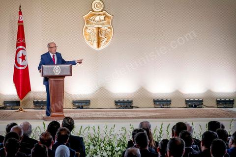10 mai 2017 : Le président de la République tunisienne, Beji Caïd Essebsi a annoncé, mercredi 10 mai, lors d’une allocution devant un parterre d’officiels au Palais des congrès de Tunis, que l’« armée » allait « protéger les sites de production » du pays alors que des mouvements sociaux perturbent de manière récurrente l’extraction de pétrole et de phosphate dans les régions méridionales. « On a quoi ? On a le phosphate, le pétrole et le tourisme, on a l’agriculture », dont « l’huile d’olive ». « L’Etat doit aussi protéger les ressources du peuple tunisien », a clamé M. Caïd Essebsi.L’annonce du président survient dans un climat politique confus, voire délétère, sept mois avant les élections municipales prévues le 17 décembre, date symbolique puisque ce sera le septième anniversaire de la révolution. Ce scrutin est considéré comme une étape cruciale dans la consolidation de la démocratie tunisienne qui souffrait jusque-là d’un déficit d’ancrage local. Mardi, la démission de Chafik Sarsar, président de l’Instance supérieure indépendante pour les élections (ISIE) a créé un choc en Tunisie. Le chef de l’Etat y a fait référence en regrettant qu’il ne l’ait « pas consulté » avant de prendre sa décision.