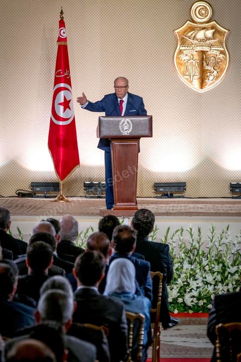 10 mai 2017 : Le président de la République tunisienne, Beji Caïd Essebsi a annoncé, mercredi 10 mai, lors d’une allocution devant un parterre d’officiels au Palais des congrès de Tunis, que l’« armée » allait « protéger les sites de production » du pays alors que des mouvements sociaux perturbent de manière récurrente l’extraction de pétrole et de phosphate dans les régions méridionales. « On a quoi ? On a le phosphate, le pétrole et le tourisme, on a l’agriculture », dont « l’huile d’olive ». « L’Etat doit aussi protéger les ressources du peuple tunisien », a clamé M. Caïd Essebsi.L’annonce du président survient dans un climat politique confus, voire délétère, sept mois avant les élections municipales prévues le 17 décembre, date symbolique puisque ce sera le septième anniversaire de la révolution. Ce scrutin est considéré comme une étape cruciale dans la consolidation de la démocratie tunisienne qui souffrait jusque-là d’un déficit d’ancrage local. Mardi, la démission de Chafik Sarsar, président de l’Instance supérieure indépendante pour les élections (ISIE) a créé un choc en Tunisie. Le chef de l’Etat y a fait référence en regrettant qu’il ne l’ait « pas consulté » avant de prendre sa décision.