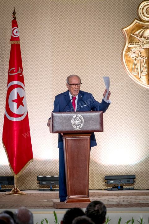 10 mai 2017 : Le président de la République tunisienne, Beji Caïd Essebsi a annoncé, mercredi 10 mai, lors d’une allocution devant un parterre d’officiels au Palais des congrès de Tunis, que l’« armée » allait « protéger les sites de production » du pays alors que des mouvements sociaux perturbent de manière récurrente l’extraction de pétrole et de phosphate dans les régions méridionales. « On a quoi ? On a le phosphate, le pétrole et le tourisme, on a l’agriculture », dont « l’huile d’olive ». « L’Etat doit aussi protéger les ressources du peuple tunisien », a clamé M. Caïd Essebsi.L’annonce du président survient dans un climat politique confus, voire délétère, sept mois avant les élections municipales prévues le 17 décembre, date symbolique puisque ce sera le septième anniversaire de la révolution. Ce scrutin est considéré comme une étape cruciale dans la consolidation de la démocratie tunisienne qui souffrait jusque-là d’un déficit d’ancrage local. Mardi, la démission de Chafik Sarsar, président de l’Instance supérieure indépendante pour les élections (ISIE) a créé un choc en Tunisie. Le chef de l’Etat y a fait référence en regrettant qu’il ne l’ait « pas consulté » avant de prendre sa décision.