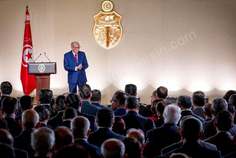 10 mai 2017 : Le président de la République tunisienne, Beji Caïd Essebsi a annoncé, mercredi 10 mai, lors d’une allocution devant un parterre d’officiels au Palais des congrès de Tunis, que l’« armée » allait « protéger les sites de production » du pays alors que des mouvements sociaux perturbent de manière récurrente l’extraction de pétrole et de phosphate dans les régions méridionales. « On a quoi ? On a le phosphate, le pétrole et le tourisme, on a l’agriculture », dont « l’huile d’olive ». « L’Etat doit aussi protéger les ressources du peuple tunisien », a clamé M. Caïd Essebsi.L’annonce du président survient dans un climat politique confus, voire délétère, sept mois avant les élections municipales prévues le 17 décembre, date symbolique puisque ce sera le septième anniversaire de la révolution. Ce scrutin est considéré comme une étape cruciale dans la consolidation de la démocratie tunisienne qui souffrait jusque-là d’un déficit d’ancrage local. Mardi, la démission de Chafik Sarsar, président de l’Instance supérieure indépendante pour les élections (ISIE) a créé un choc en Tunisie. Le chef de l’Etat y a fait référence en regrettant qu’il ne l’ait « pas consulté » avant de prendre sa décision.