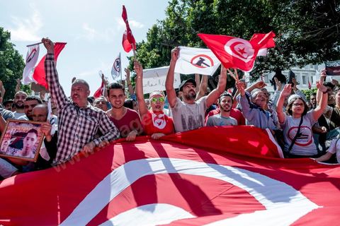 13 mai 2017 : Une marche de plusieurs milliers de manifestants en protestation contre le projet de loi sur la réconciliation économique et financière a été organisée samedi après-midi à l’avenue Habib Bourguiba dans la capitale, dans le cadre de la campagne ” Maniche Msemah ” (Je ne pardonnerai pas). Plusieurs participants du Front populaire, du Courant démocratique, du Parti républicain, de la Ligue tunisienne des droits de l’Homme et de l’Association des femmes démocrates étaient présents à cette marche.Les participants à cette manifestation ont réclamé le retrait définitif de ce projet de loi de l’Assemblée des représentants du peuple (ARP) pour garantir le bon déroulement du processus de réconciliation engagé par les différents mécanismes de la justice transitionnelle.