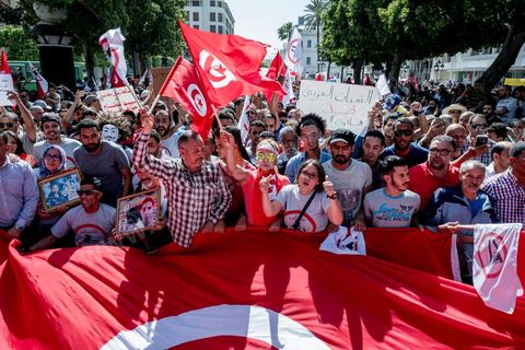 13 mai 2017 : Une marche de plusieurs milliers de manifestants en protestation contre le projet de loi sur la réconciliation économique et financière a été organisée samedi après-midi à l’avenue Habib Bourguiba dans la capitale, dans le cadre de la campagne ” Maniche Msemah ” (Je ne pardonnerai pas). Plusieurs participants du Front populaire, du Courant démocratique, du Parti républicain, de la Ligue tunisienne des droits de l’Homme et de l’Association des femmes démocrates étaient présents à cette marche.Les participants à cette manifestation ont réclamé le retrait définitif de ce projet de loi de l’Assemblée des représentants du peuple (ARP) pour garantir le bon déroulement du processus de réconciliation engagé par les différents mécanismes de la justice transitionnelle.