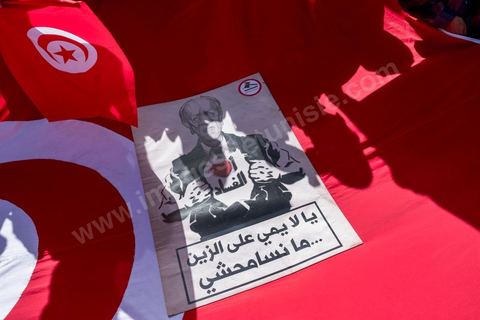 13 mai 2017 : Une marche de plusieurs milliers de manifestants en protestation contre le projet de loi sur la réconciliation économique et financière a été organisée samedi après-midi à l’avenue Habib Bourguiba dans la capitale, dans le cadre de la campagne ” Maniche Msemah ” (Je ne pardonnerai pas). Plusieurs participants du Front populaire, du Courant démocratique, du Parti républicain, de la Ligue tunisienne des droits de l’Homme et de l’Association des femmes démocrates étaient présents à cette marche.Les participants à cette manifestation ont réclamé le retrait définitif de ce projet de loi de l’Assemblée des représentants du peuple (ARP) pour garantir le bon déroulement du processus de réconciliation engagé par les différents mécanismes de la justice transitionnelle.