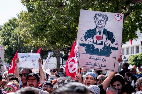 13 mai 2017 : Une marche de plusieurs milliers de manifestants en protestation contre le projet de loi sur la réconciliation économique et financière a été organisée samedi après-midi à l’avenue Habib Bourguiba dans la capitale, dans le cadre de la campagne ” Maniche Msemah ” (Je ne pardonnerai pas). Plusieurs participants du Front populaire, du Courant démocratique, du Parti républicain, de la Ligue tunisienne des droits de l’Homme et de l’Association des femmes démocrates étaient présents à cette marche.Les participants à cette manifestation ont réclamé le retrait définitif de ce projet de loi de l’Assemblée des représentants du peuple (ARP) pour garantir le bon déroulement du processus de réconciliation engagé par les différents mécanismes de la justice transitionnelle.
